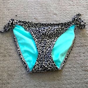 Woman’s cheetah print swimsuit bottoms size small